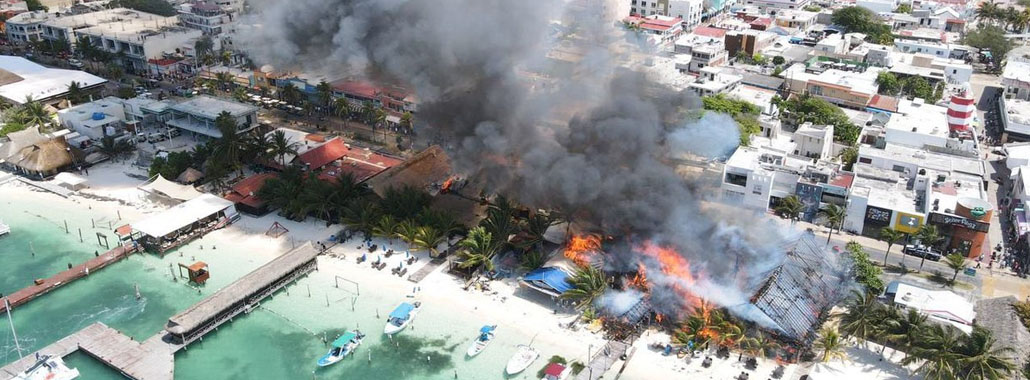 INCENDIO EN ISLA MUJERES CONSUME TIENDAS Y RESTAURANTES