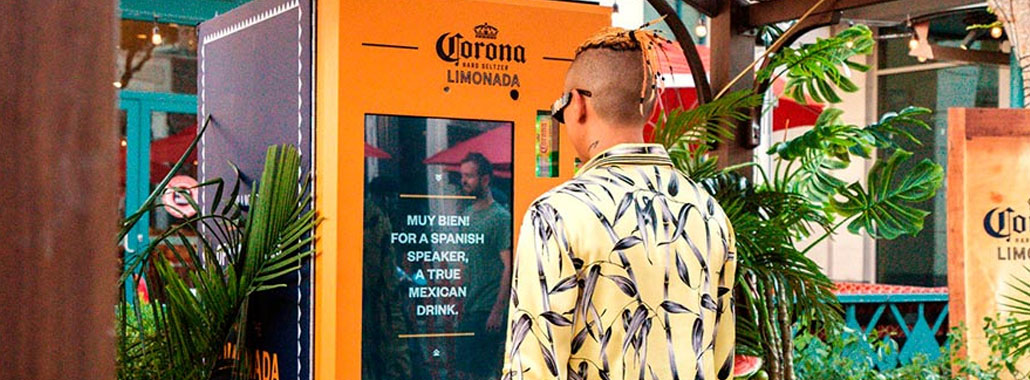 LA MÁQUINA EXPENDEDORA CORONA SOLO DISPENSA UNA BEBIDA SI USTED ORDENA CORRECTAMENTE EN ESPAÑOL