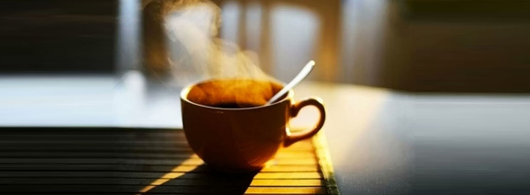 TU TAZA DE CAFÉ O DE TÉ DE LA MAÑANA PODRÍA ESTAR ASOCIADA CON UN MENOR RIESGO DE ACCIDENTE CEREBROVASCULAR Y DEMENCIA