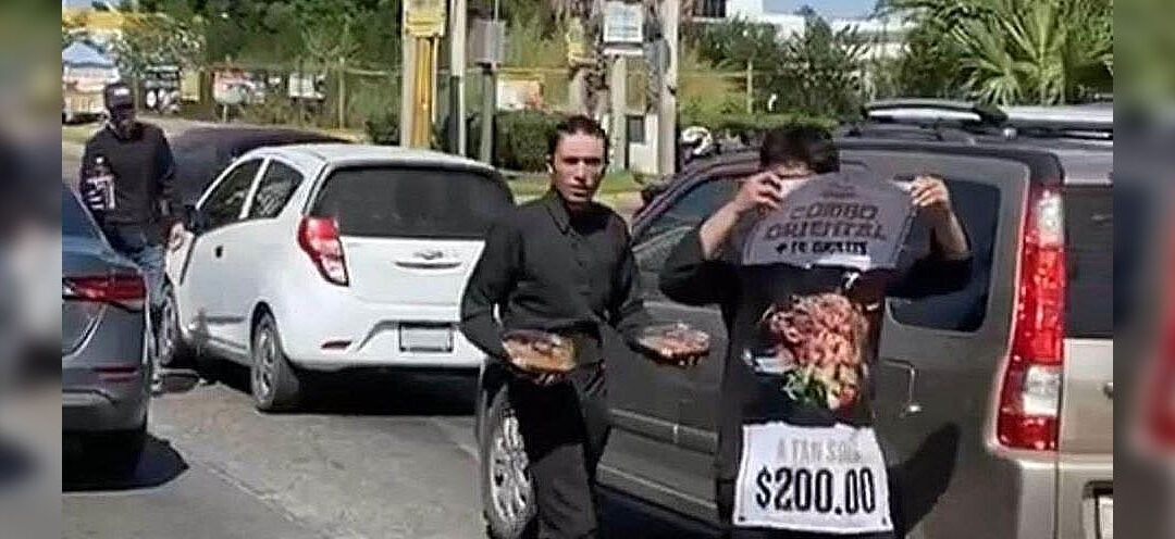 Debido a la preocupante situacion que se vive en Culiacan Sinaloa restauranteros salen a vender a los cruceros de Culiacán