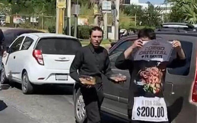 Debido a la preocupante situacion que se vive en Culiacan Sinaloa restauranteros salen a vender a los cruceros de Culiacán