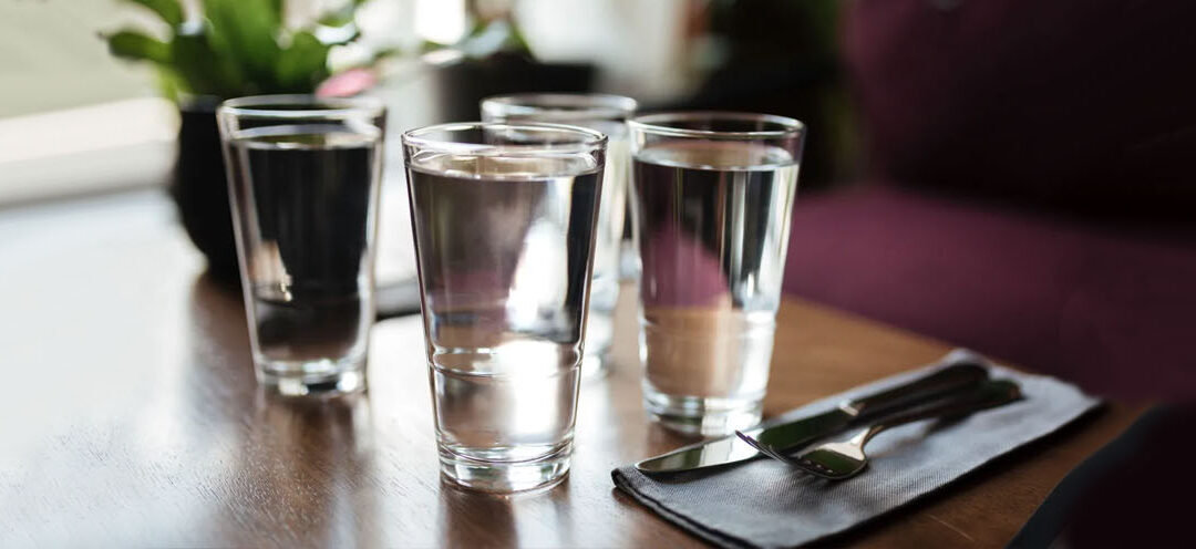 ¿Es correcto el cobro de agua simple en los Restaurantes?