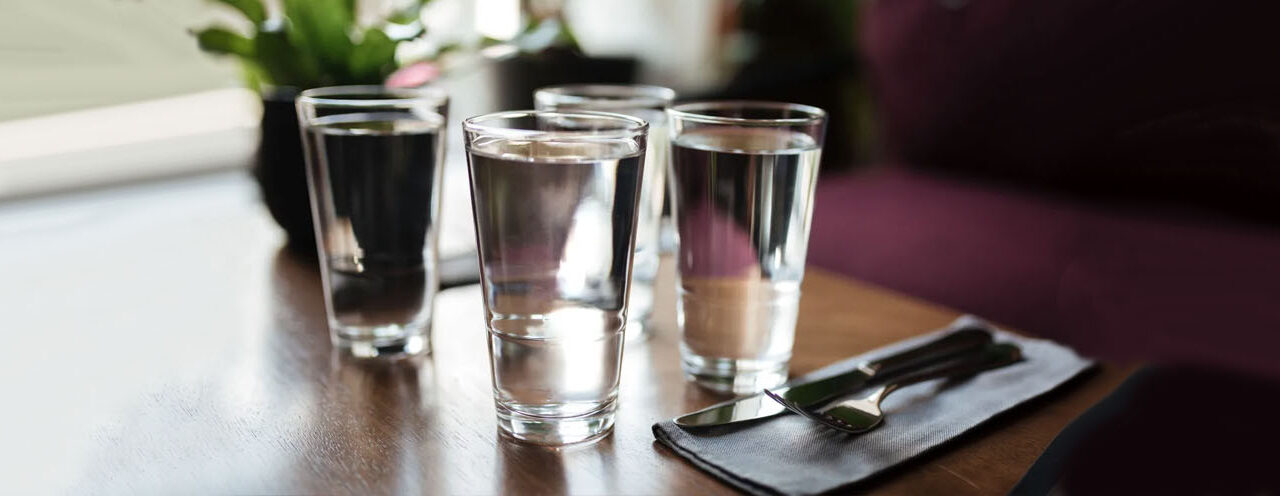 ¿Es correcto el cobro de agua simple en los Restaurantes?