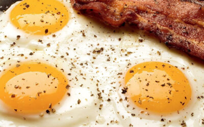 En algunas ciudades de California  restaurantes aumentan $2 dólares extra por desayunos que lleven huevo