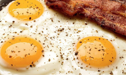 En algunas ciudades de California  restaurantes aumentan $2 dólares extra por desayunos que lleven huevo