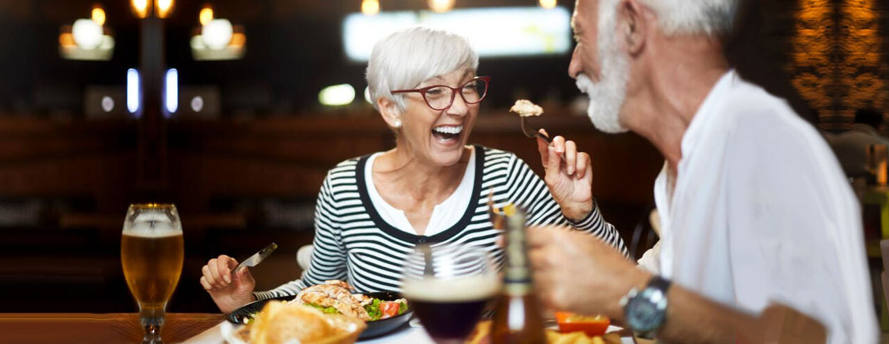 Restaurantes que ofrecen descuento para adultos mayores con su tarjeta El INAPAM