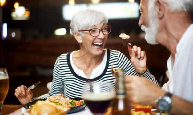 Restaurantes que ofrecen descuento para adultos mayores con su tarjeta El INAPAM