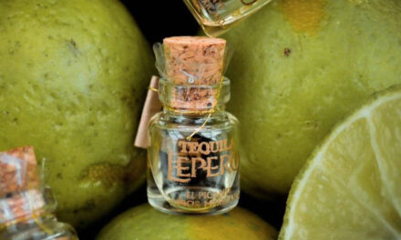 Empresarios de Morelia presentan la botella de tequila más pequeña del mundo; buscan Récord Guinness