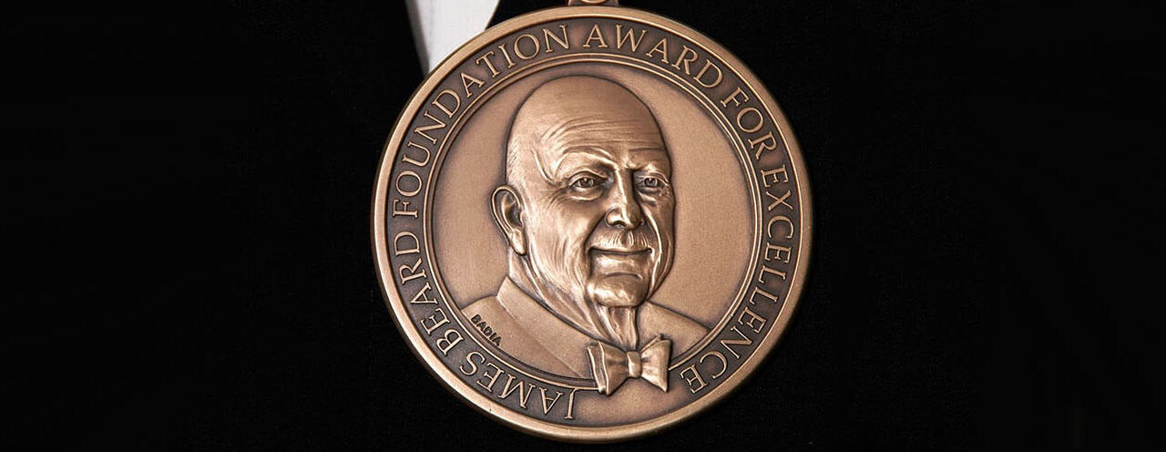 Aquí está la lista completa de ganadores de los Premios James Beard 2025