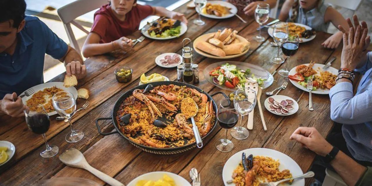 Disfruta de ir a restaurantes, comer rico y sin excederte: consejos prácticos