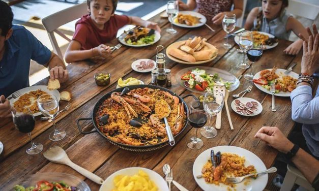 Disfruta de ir a restaurantes, comer rico y sin excederte: consejos prácticos