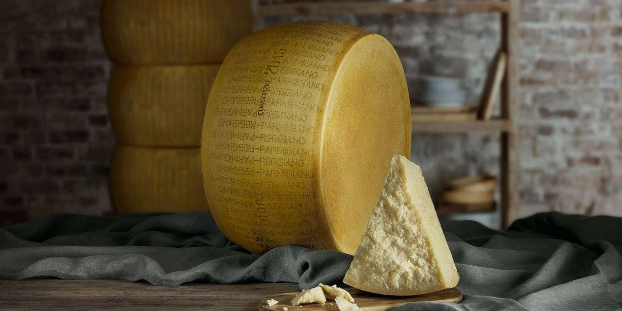 El 27 de octubre se celebra el Parmigiano Reggiano Day. Conoce su origen y la solidaridad gastronómica que surgió tras los terremotos de 2012.